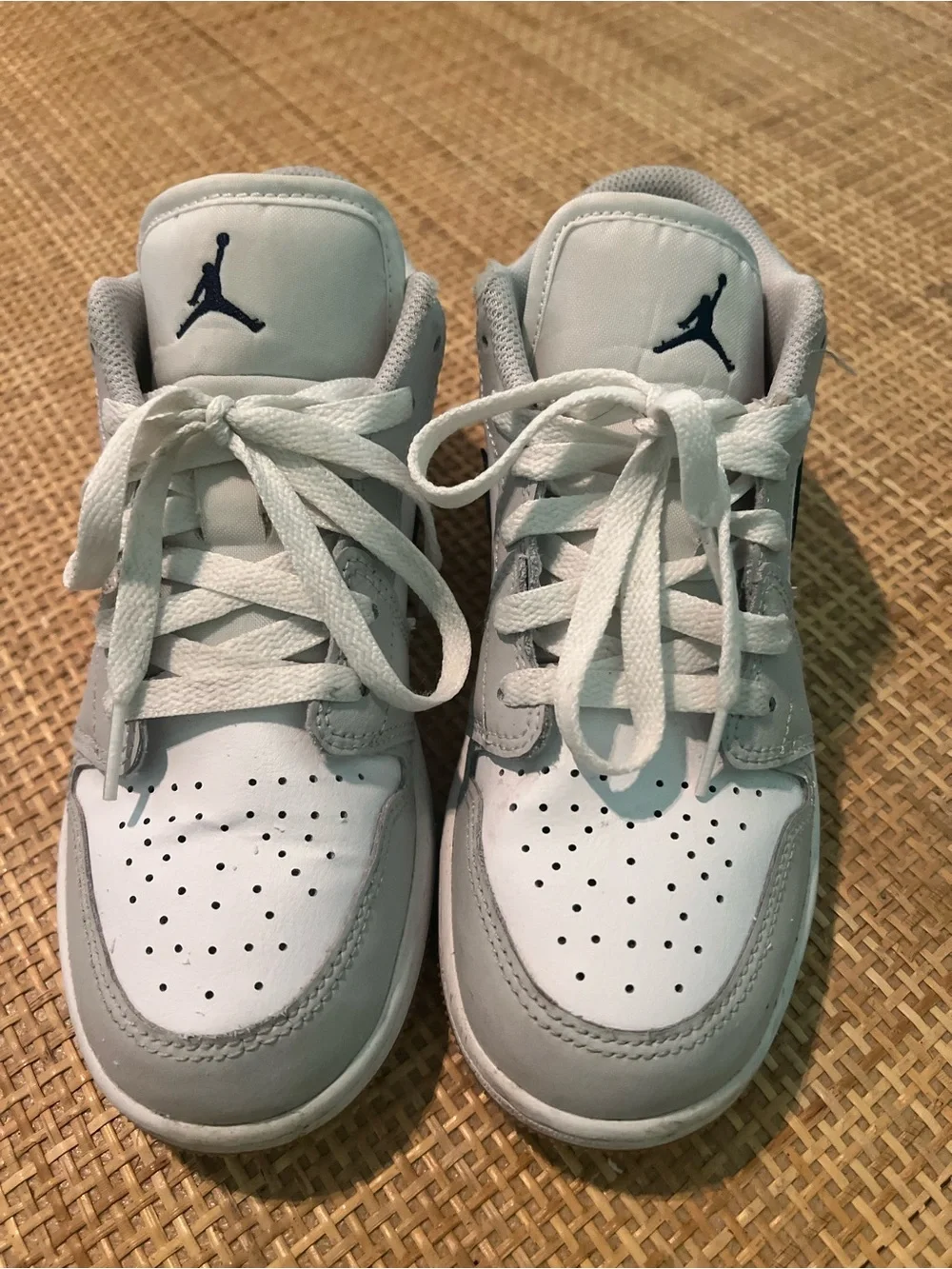 Nike Kids Low-Top Sneakers in White, Light Gray and Navy Blue Swoosh